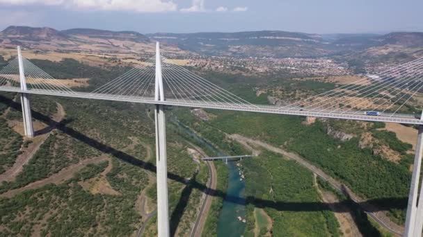 Vedere aeriană a cablului multispan a rămas Millau Viaduct peste valea defileului râului Tarn din sudul Franței în timpul verii — Videoclip de stoc