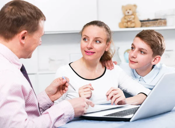 Mutter und Sohn unterzeichnen Dokumente — Stockfoto