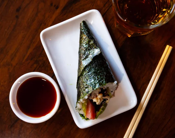 Sushi Temaki cu ton și avocado — Fotografie, imagine de stoc