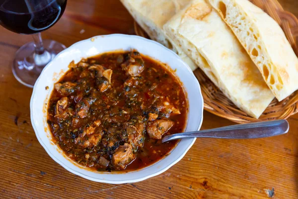 Ternera estofada con tomate, plato georgiano Chashushuli — Foto de Stock