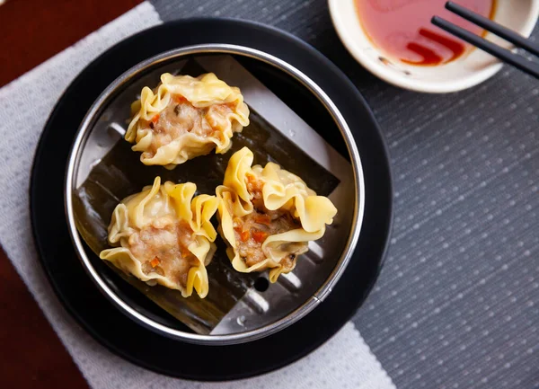 Japanese tasty dumplings siumai in steamer, nobody — Stock Photo, Image