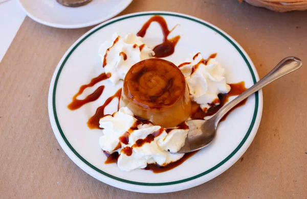 Flan de crème de dessert espagnol doux avec crème au beurre, personne — Photo