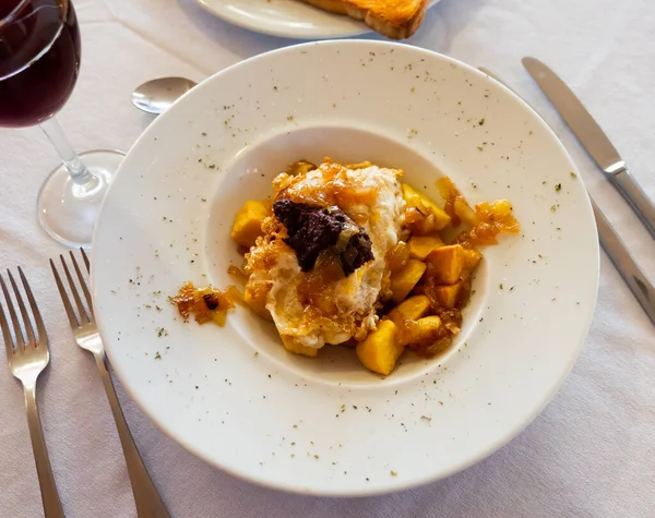 Huevos rotos con morcilla, ovos mexidos com salsicha de sangue — Fotografia de Stock