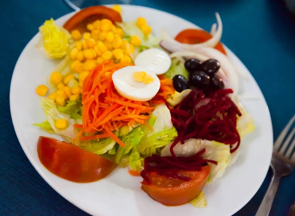 Sałatka zmieszana z jajkami, świeżymi warzywami i gotowanymi burakami — Zdjęcie stockowe