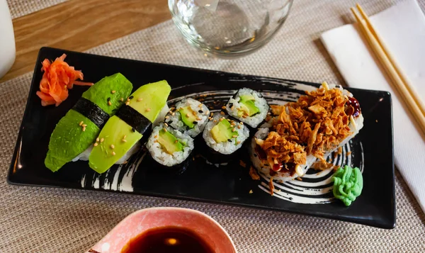 Set mit verschiedenen Sushi - Maki, Kalifornien und Nigiri. — Stockfoto