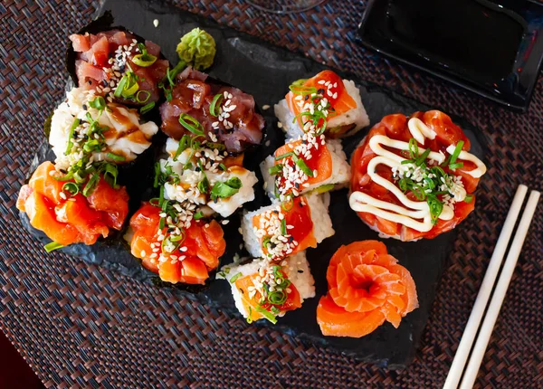 Conjunto de diferentes sushi - gunkan, uramaki y sashimi. Cocina japonesa —  Fotos de Stock