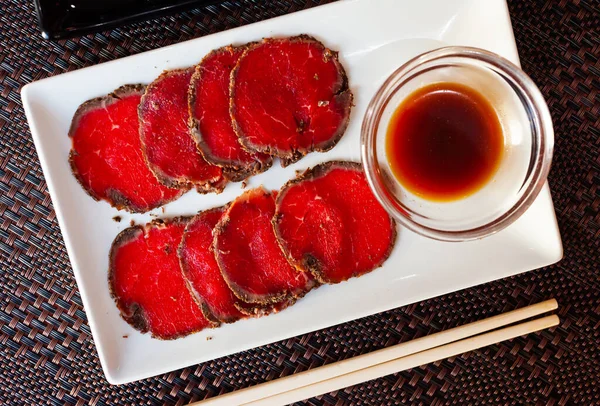 Sashimi din carne de vită subțire feliată — Fotografie, imagine de stoc