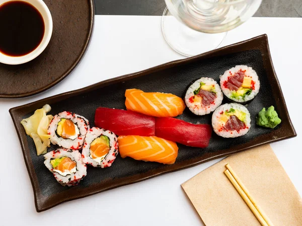 Popular combo de sushi plato japonés, que incluye de Uramakis, Makis y Nigiris —  Fotos de Stock