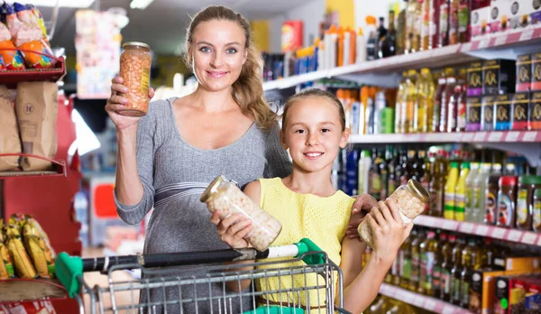 Mãe com menina adolescente demonstrando sua escolha na comida — Fotografia de Stock