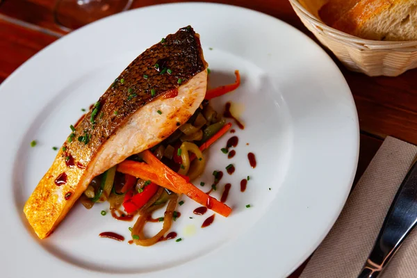 Salmón a la parrilla con verduras salteadas — Foto de Stock