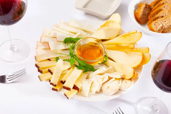 Piatto di formaggio con pere e miele — Foto Stock
