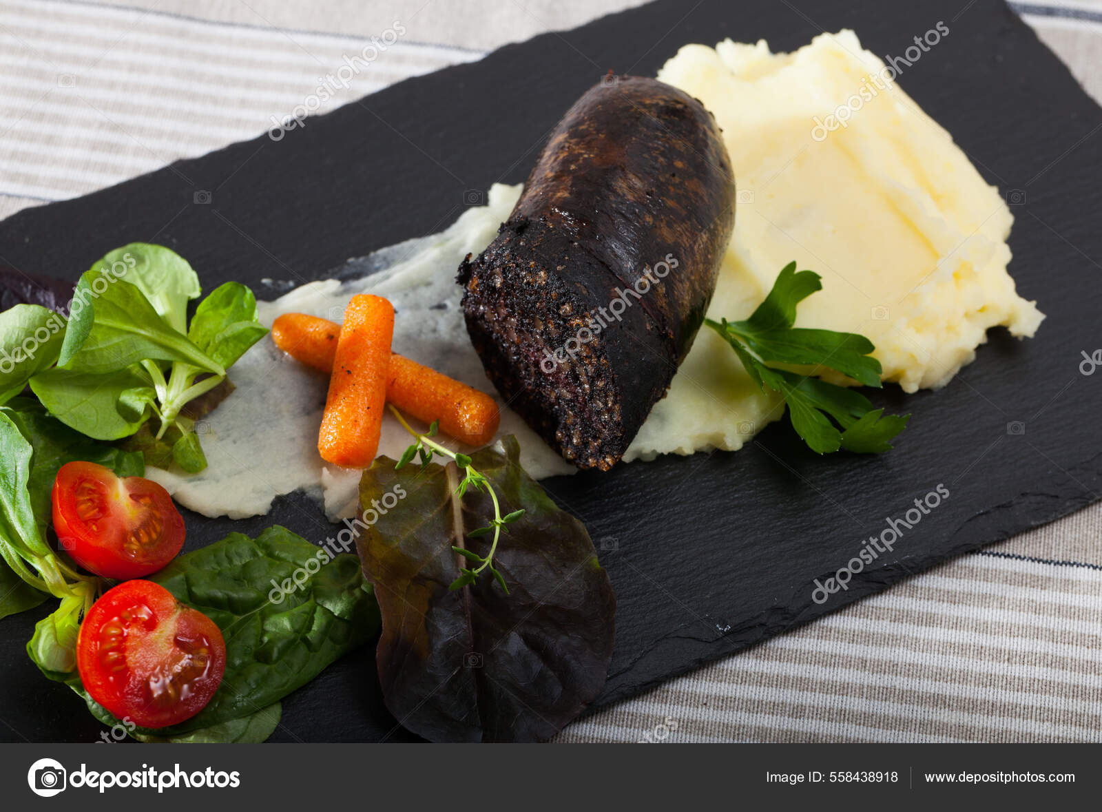 Fígado de frango frito com vegetais guarnição de purê de batata e