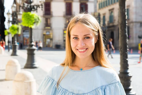 Porträt eines attraktiven Mädchens in Barcelona — Stockfoto