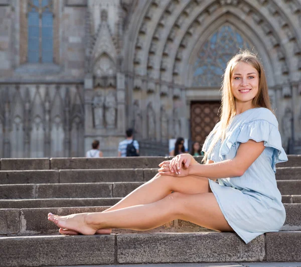 Meisje in de buurt van tempel — Stockfoto