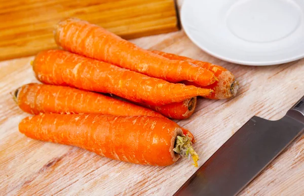 Cenouras frescas não cozidas lavadas — Fotografia de Stock
