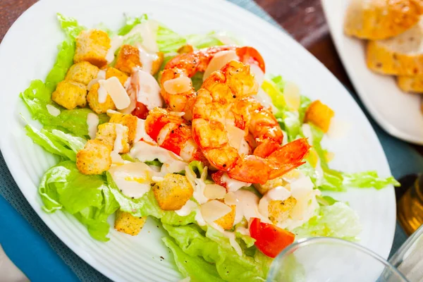 Salada Caesar com camarões — Fotografia de Stock