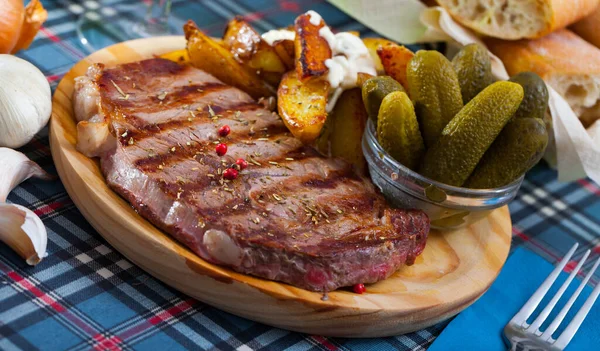 Juicy beef with herbs — Stock Photo, Image