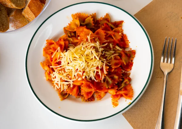 Portie farfalle pasta met tomatensaus — Stockfoto