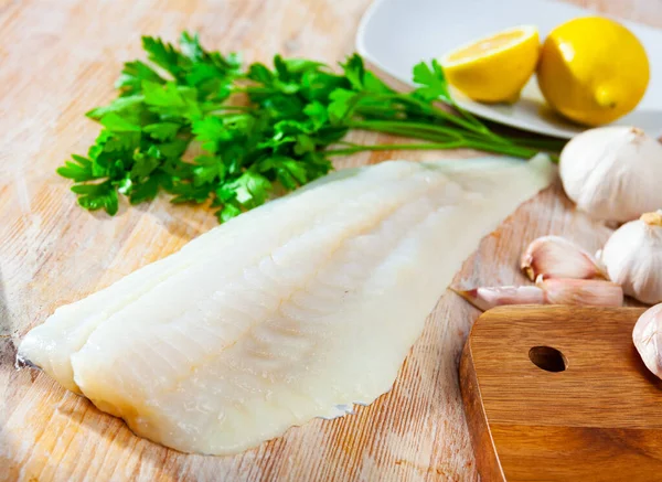 Filete de bacalao fresco con condimentos listos para cocinar — Foto de Stock