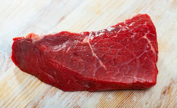 Bir parça çiğ biftek. — Stok fotoğraf