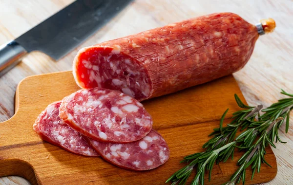 Salsicha de porco curada seca espanhola Salchichon — Fotografia de Stock