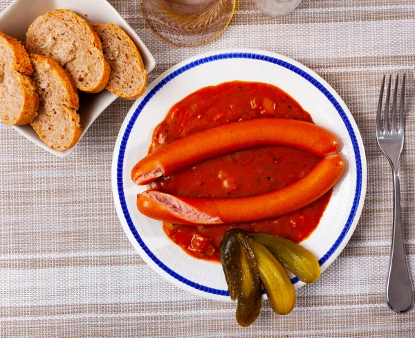 Salchichas salchichas con salsa de gulash — Foto de Stock