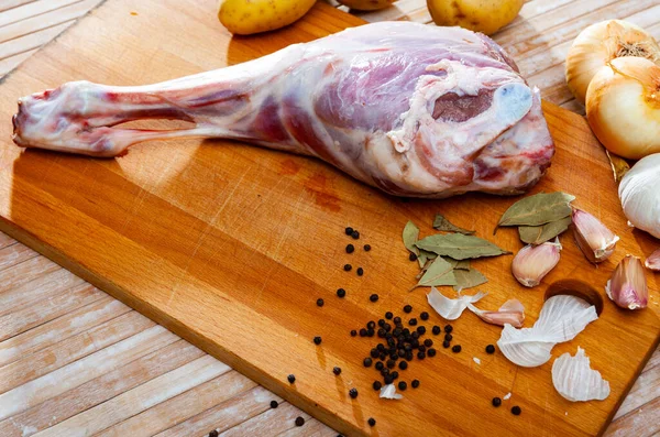 Rohe Lammkeule mit natürlichen Zutaten vor dem Kochen — Stockfoto