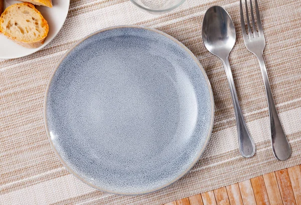 Vários talheres na mesa - preparação com banquete festivo — Fotografia de Stock