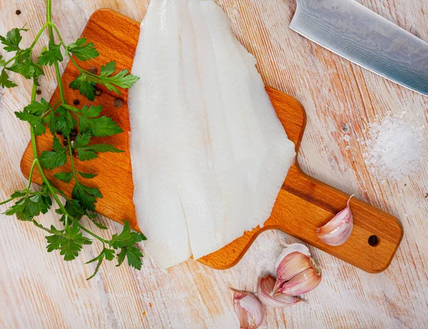 Surowy filet z halibuta atlantyckiego z przyprawami — Zdjęcie stockowe