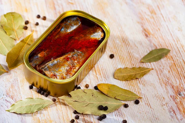 Pescado de mar enlatado, filetes de caballa en tomate servido con pimientos y laurel —  Fotos de Stock