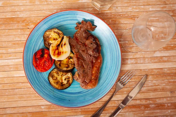 Kızarmış biftek, ızgara patlıcan, soğan ve domates. — Stok fotoğraf
