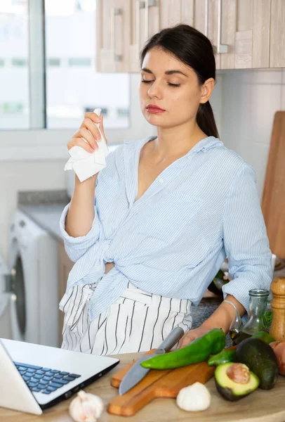 Retrato de mulher triste adulta cansada de preocupações na cozinha — Fotografia de Stock