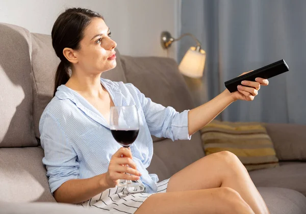 Donna che si rilassa a casa guardando la TV — Foto Stock