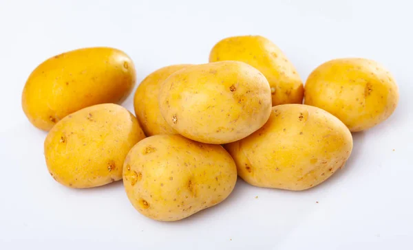 Batatas recém-lavadas em um fundo branco — Fotografia de Stock