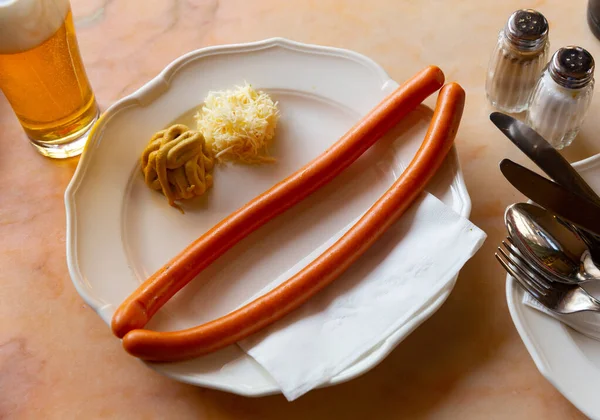 受欢迎的奥地利腊肠，配上芥末和新鲜辣椒酱 — 图库照片