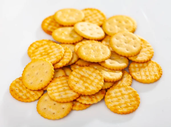 Smakelijk crackers op een witte achtergrond — Stockfoto
