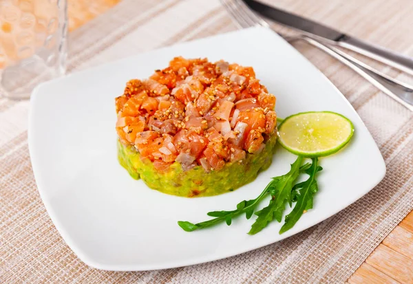 Tartar de salmón crudo con guacamole y sésamo —  Fotos de Stock