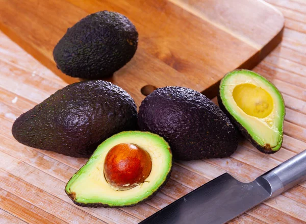 Rijp avocado op een snijplank — Stockfoto