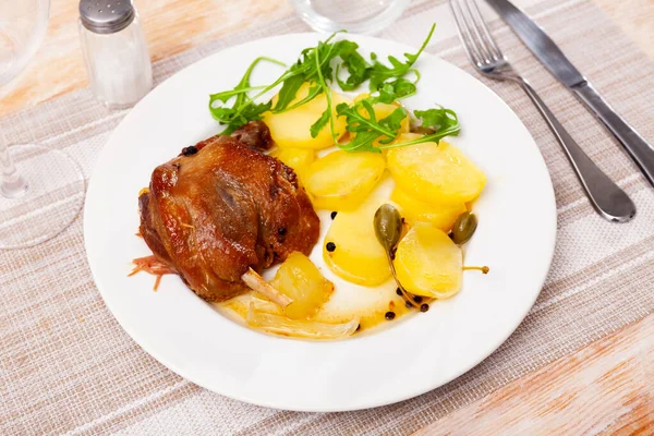 Fried duck confit with roasted potatoes — Stock Photo, Image