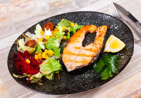 Steak de saumon rôti avec salade de citron et légumes — Photo