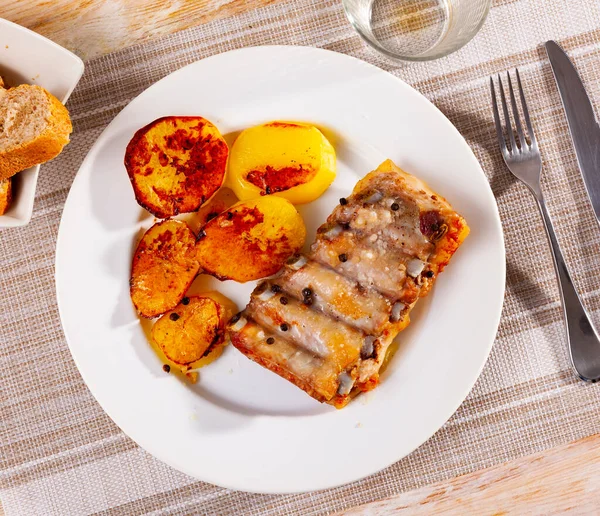 Porção de costelas de porco assadas com pedaços de batatas fritas — Fotografia de Stock