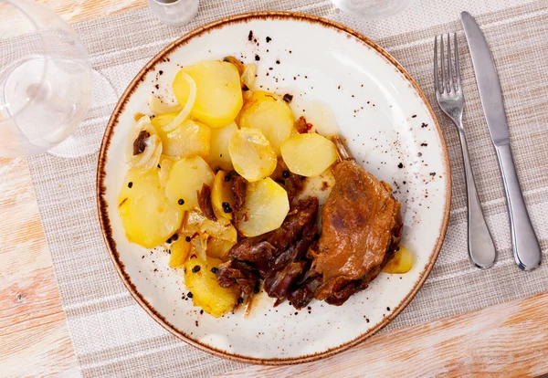 Haşlanmış patates ve yabanmersinli konserve ördek — Stok fotoğraf