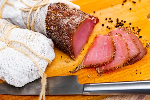 Тонко нарезанное мясо из свиной филе — стоковое фото