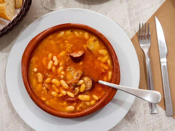 Fabada asturiana in brown soup plate — Stock Photo, Image