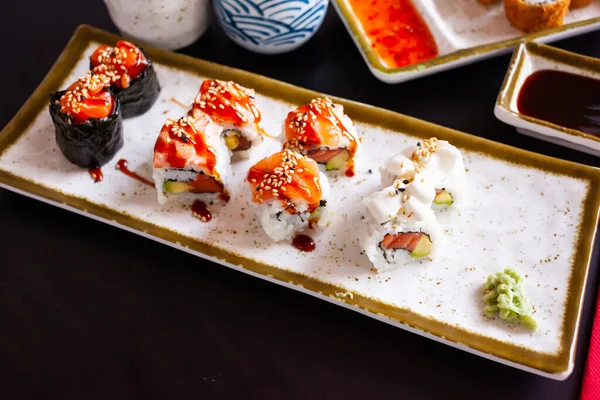 Heerlijke diverse sushi set geserveerd op bord in restaurant — Stockfoto