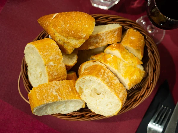 Baguette francés en rodajas en el plato en el restaurante —  Fotos de Stock