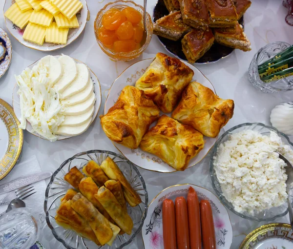 Pequeno-almoço em hotel georgiano com doces e salgados — Fotografia de Stock