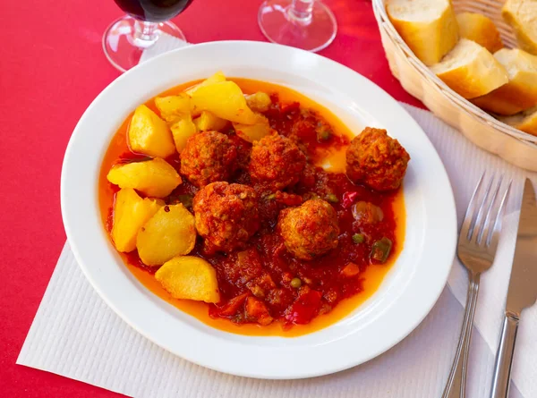 Albondigas, hete tomatensoep met gehaktballen — Stockfoto