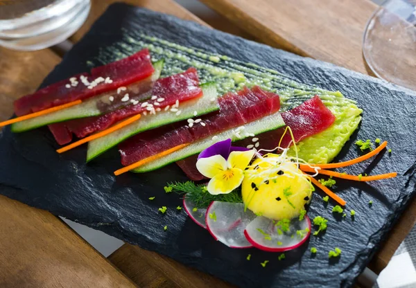 Rå tonfisk sashimi med gurka och avokadosås — Stockfoto