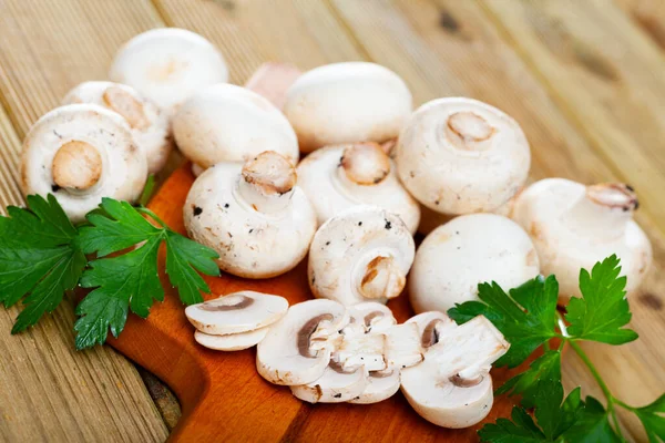 Close-up of cut fresh champignons with greens, nobody — Stock Photo, Image